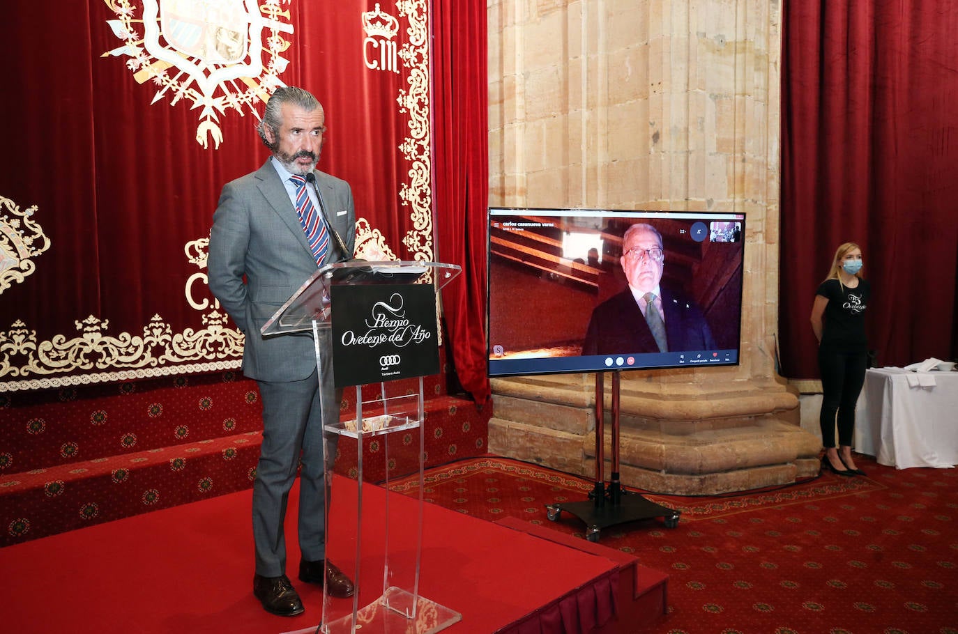El Salón Covadonga del Hotel Reconquista de Oviedo ha acogido este jueves la entrega del premio Ovetense del Año 2019 al empresario asturmexicano Carlos Casanueva, quien estuvo presente en el acto de forma telemática. El evento iba a celebrarse en marzo, pero tuvo que aplazarse por la pandemia. Además, el alcalde, Alfredo Canteli, ha entregado la insignia de plata de 'Ovetense del Año' a los galardonados o sus familiares durante sus veinticinco años de historia. 