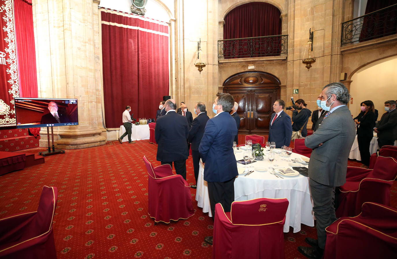 El Salón Covadonga del Hotel Reconquista de Oviedo ha acogido este jueves la entrega del premio Ovetense del Año 2019 al empresario asturmexicano Carlos Casanueva, quien estuvo presente en el acto de forma telemática. El evento iba a celebrarse en marzo, pero tuvo que aplazarse por la pandemia. Además, el alcalde, Alfredo Canteli, ha entregado la insignia de plata de 'Ovetense del Año' a los galardonados o sus familiares durante sus veinticinco años de historia. 