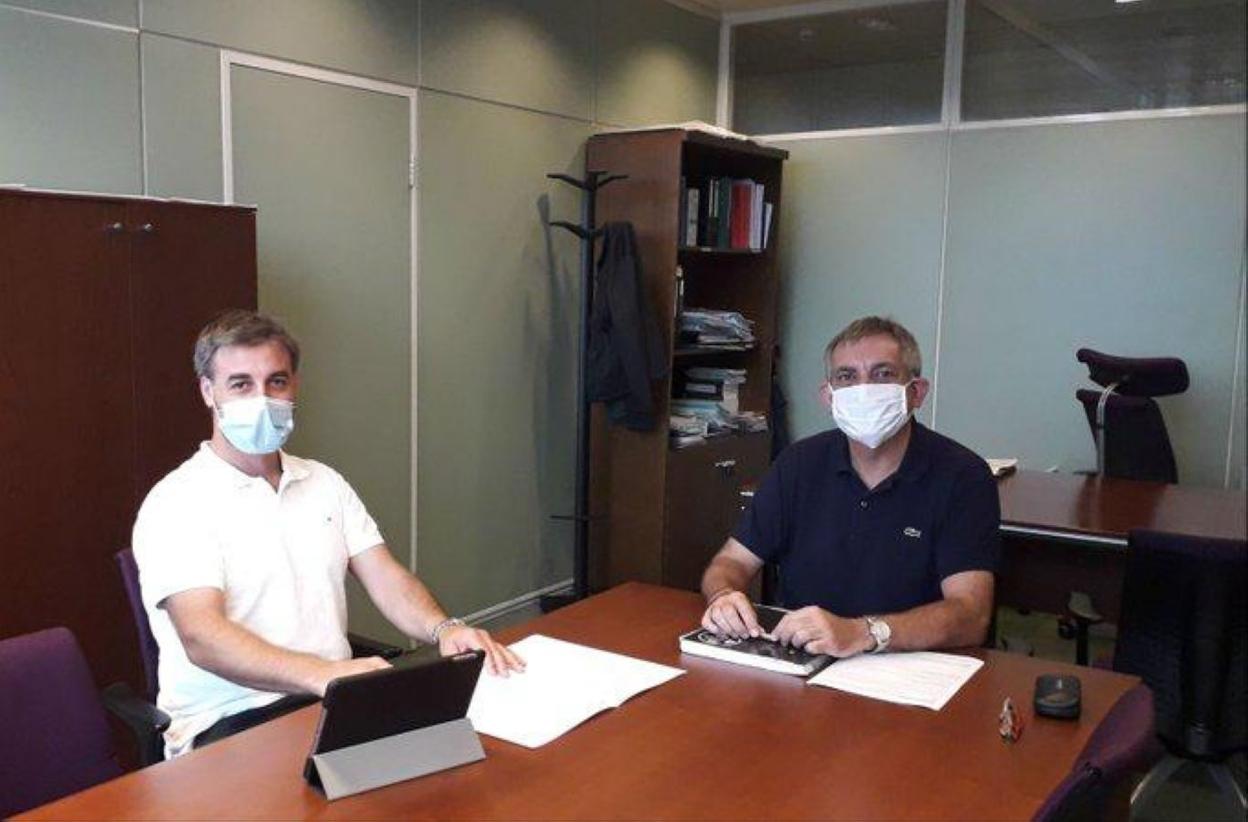 El alcalde de Cabranes , Gerardo Fabián, con el director general de Administración Local, Manuel Calvo. 