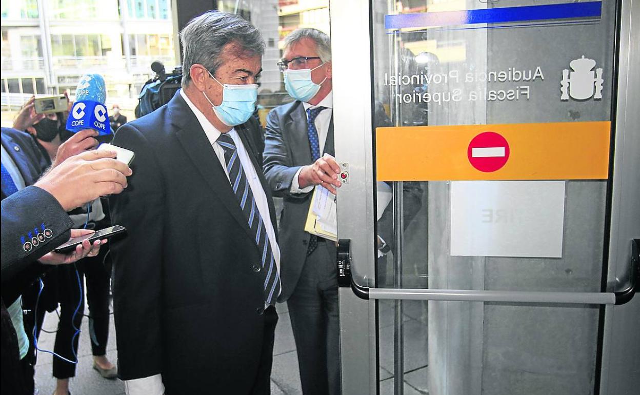 Álvarez-Cascos entra al juzgado, donde declaró durante más de cuatro horas como investigado. 