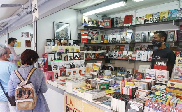 Galería. Una libreria en la Feria del Libro de Gijón.