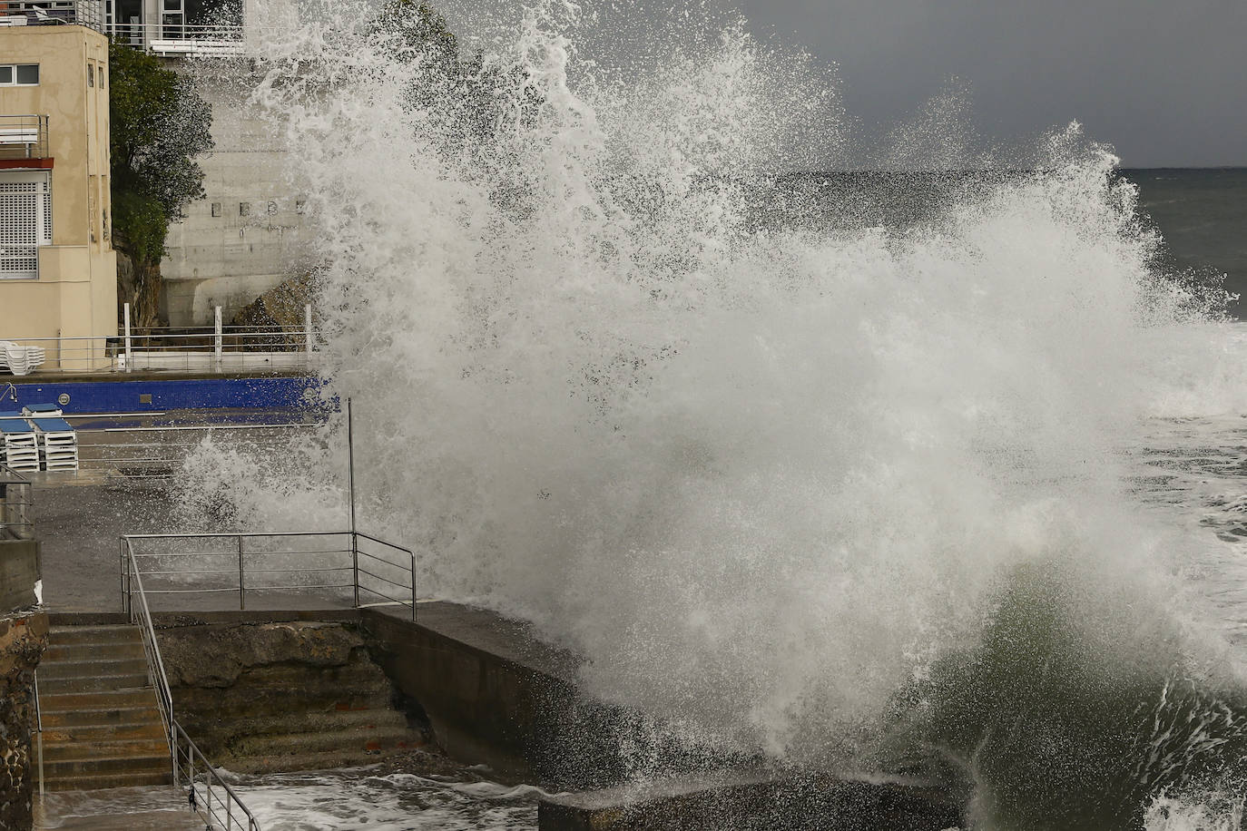 El litoral asturiano se encuentra en alerta por fenómenos costeros adversos en un viernes en el que la lluvia es la protagonista en prácticamente todo el Principado. De hecho, la boya del Puerto de Gijón ha registrado olas de más de siete metros de altura. 