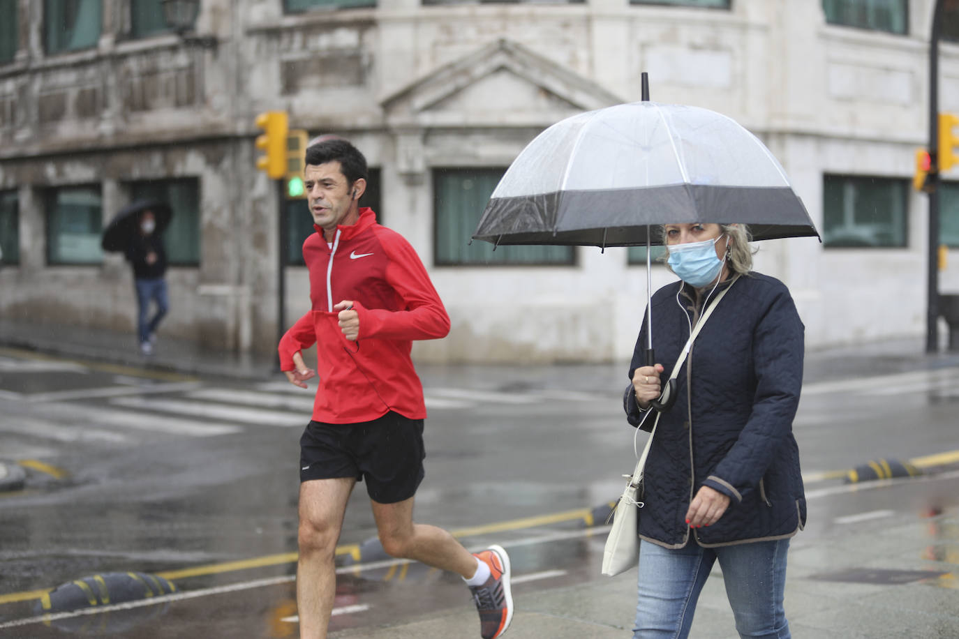 El litoral asturiano se encuentra en alerta por fenómenos costeros adversos en un viernes en el que la lluvia es la protagonista en prácticamente todo el Principado. De hecho, la boya del Puerto de Gijón ha registrado olas de más de siete metros de altura. 