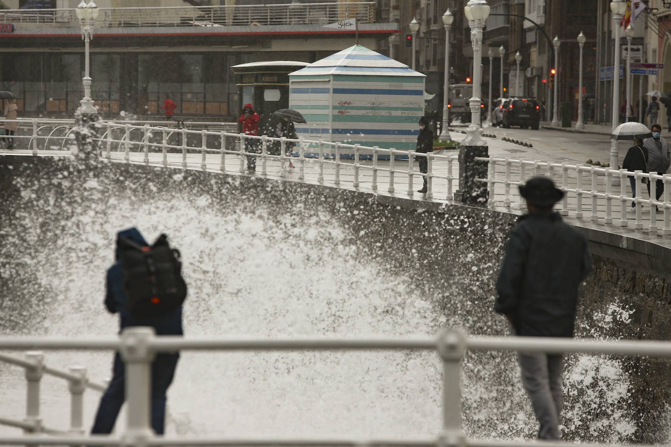 El litoral asturiano se encuentra en alerta por fenómenos costeros adversos en un viernes en el que la lluvia es la protagonista en prácticamente todo el Principado. De hecho, la boya del Puerto de Gijón ha registrado olas de más de siete metros de altura. 