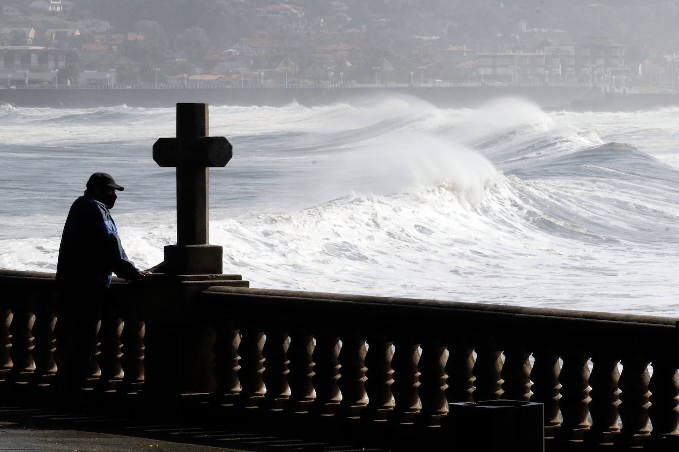 El litoral asturiano se encuentra en alerta por fenómenos costeros adversos en un viernes en el que la lluvia es la protagonista en prácticamente todo el Principado. De hecho, la boya del Puerto de Gijón ha registrado olas de más de siete metros de altura. 