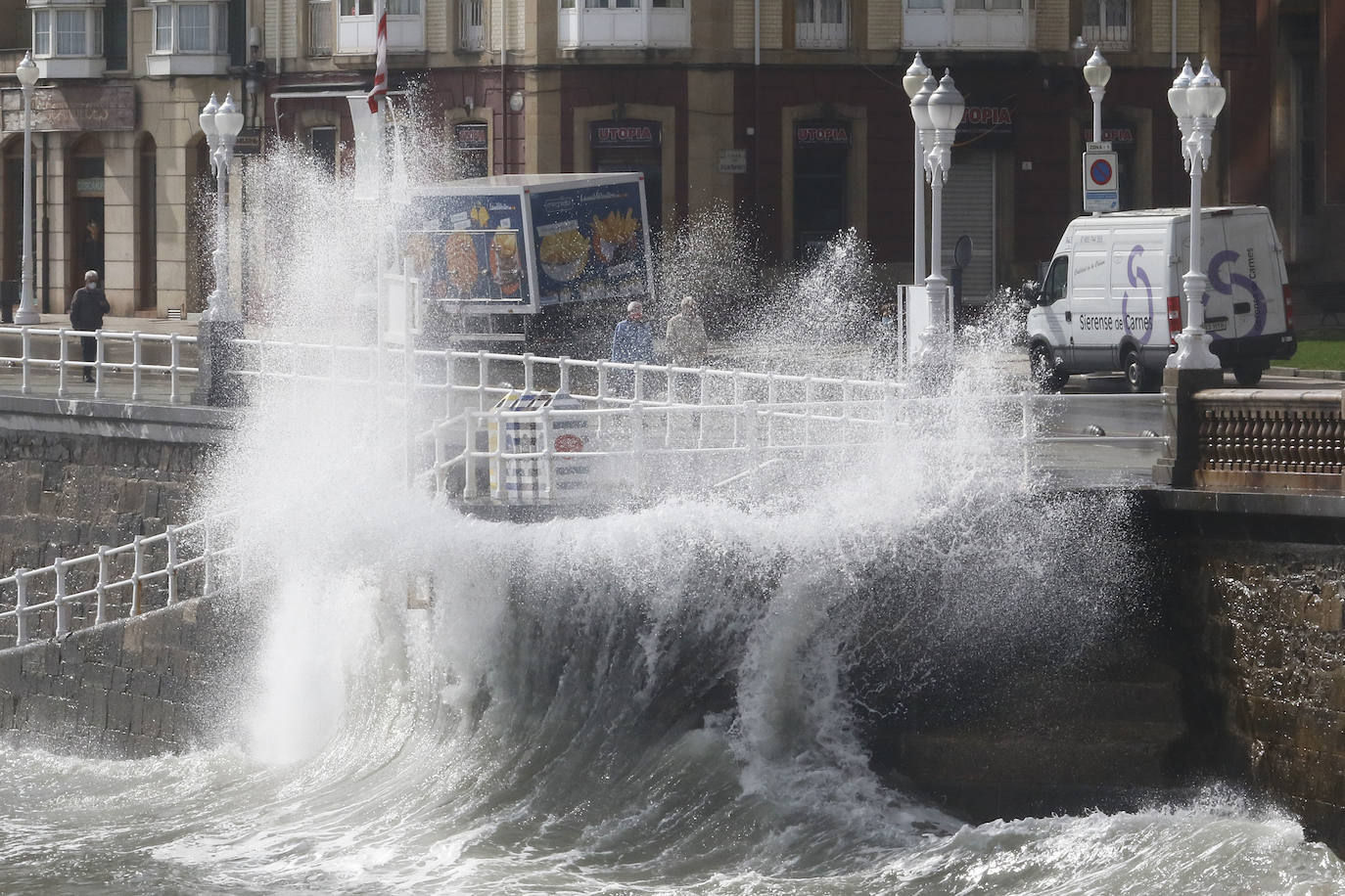 El litoral asturiano se encuentra en alerta por fenómenos costeros adversos en un viernes en el que la lluvia es la protagonista en prácticamente todo el Principado. De hecho, la boya del Puerto de Gijón ha registrado olas de más de siete metros de altura. 