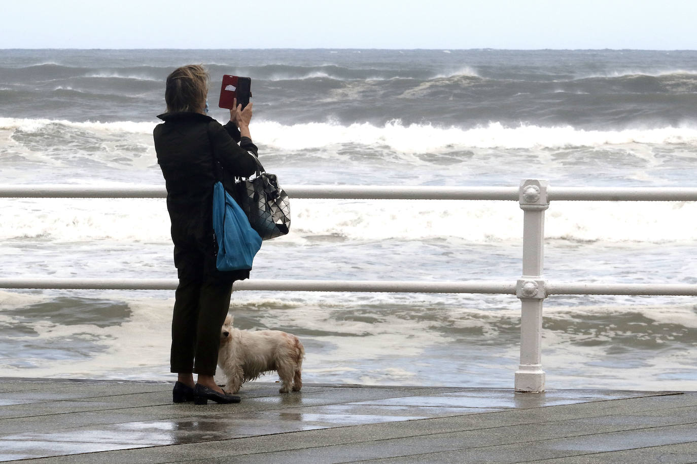 El litoral asturiano se encuentra en alerta por fenómenos costeros adversos en un viernes en el que la lluvia es la protagonista en prácticamente todo el Principado. De hecho, la boya del Puerto de Gijón ha registrado olas de más de siete metros de altura. 