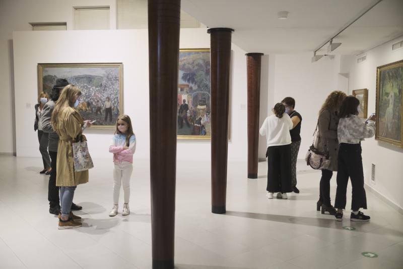 Gijón albergó este viernes la Noche Blanca, en donde distintos espacios culturales de la ciudad celebraron eventos y exposiciones con numeroso público participante pese a las restricciones impuestas por la pandemia. 