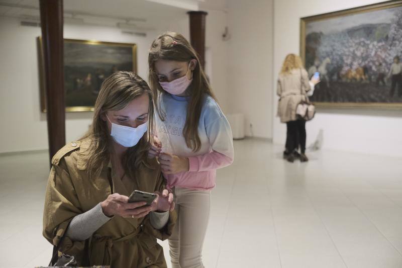 Gijón albergó este viernes la Noche Blanca, en donde distintos espacios culturales de la ciudad celebraron eventos y exposiciones con numeroso público participante pese a las restricciones impuestas por la pandemia. 