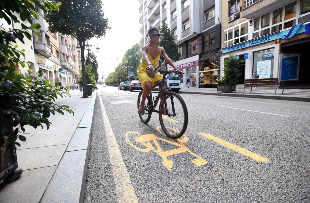 Una ciclista circulando ayer por Uría. 