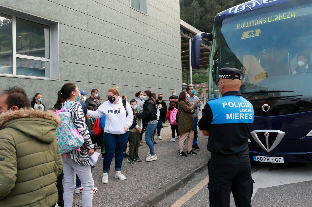 Familias de los escolares del Llerón-Clarín afectados por los cambios en el transporte, en la concentración de protesta. 