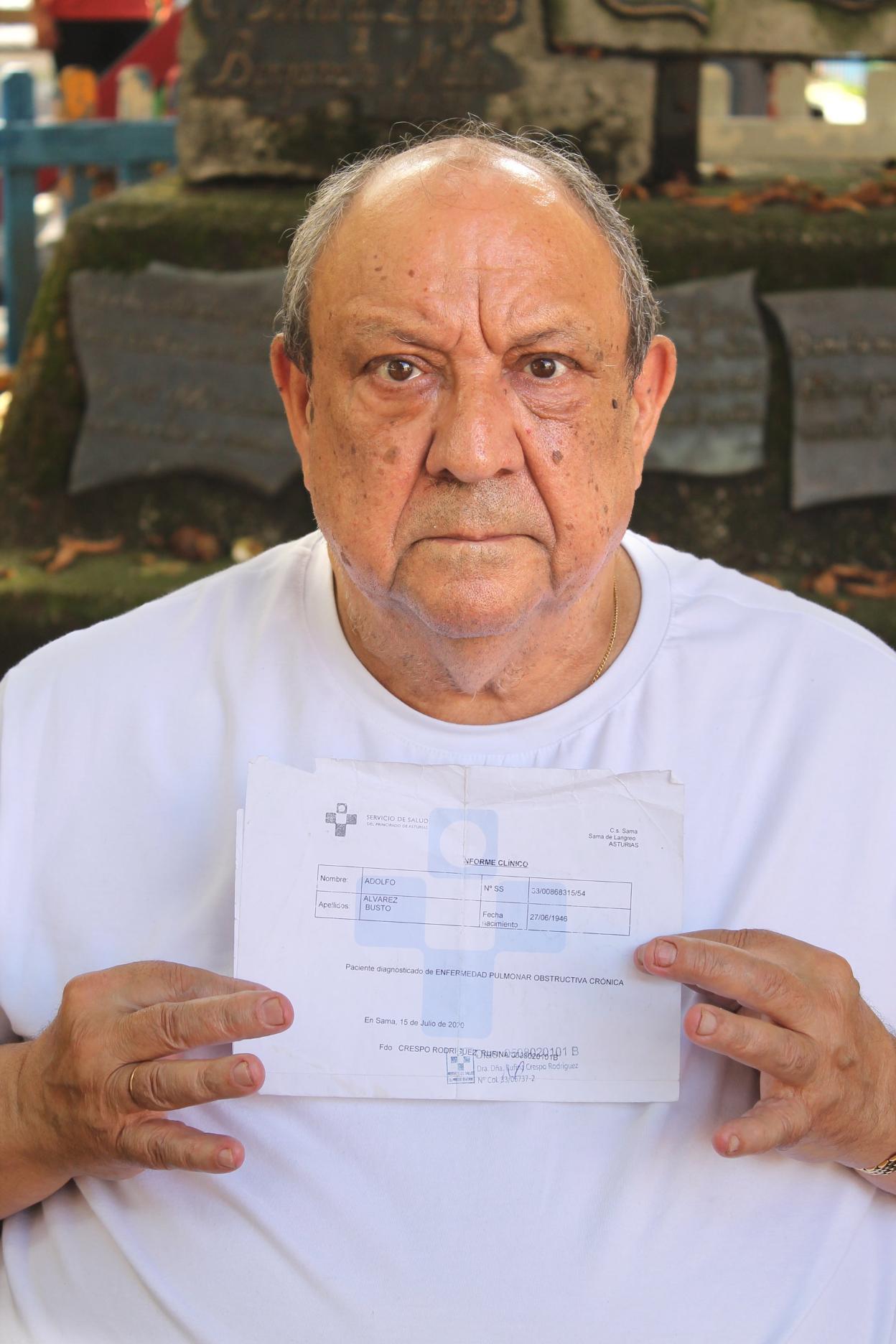 Adolfo Álvarez Busto, con el certificado médico. 