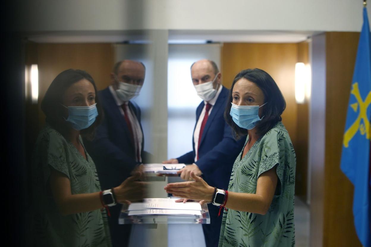 Melania Álvarez, en primer término, y el vicepresidente Juan Cofiño, tras la reunión del Consejo de Gobierno. 