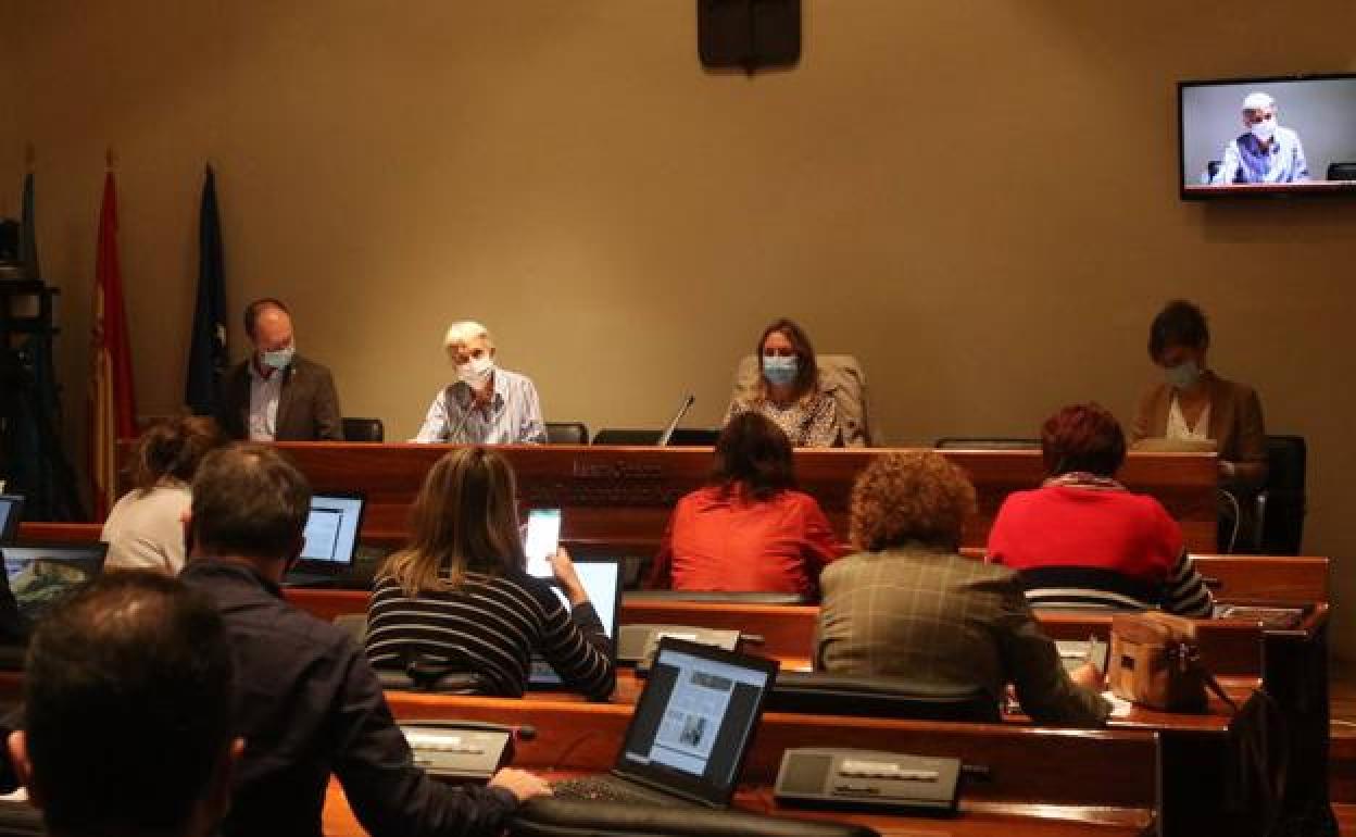 Carmen Suárez, consejera de Educación (centro), al inicio de su comparecencia en la Junta General.