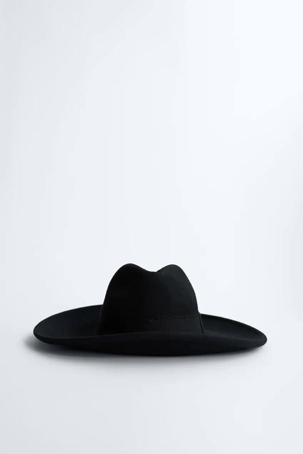 Sombrero de fieltro en color negro de Zara, 25,95 euros.