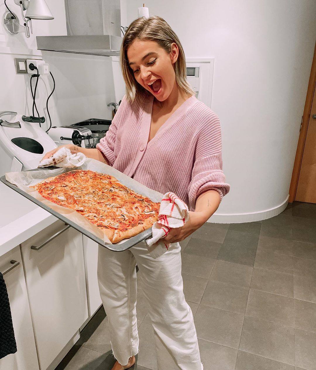 Laura Escanes hace sus pinitos en la cocina.