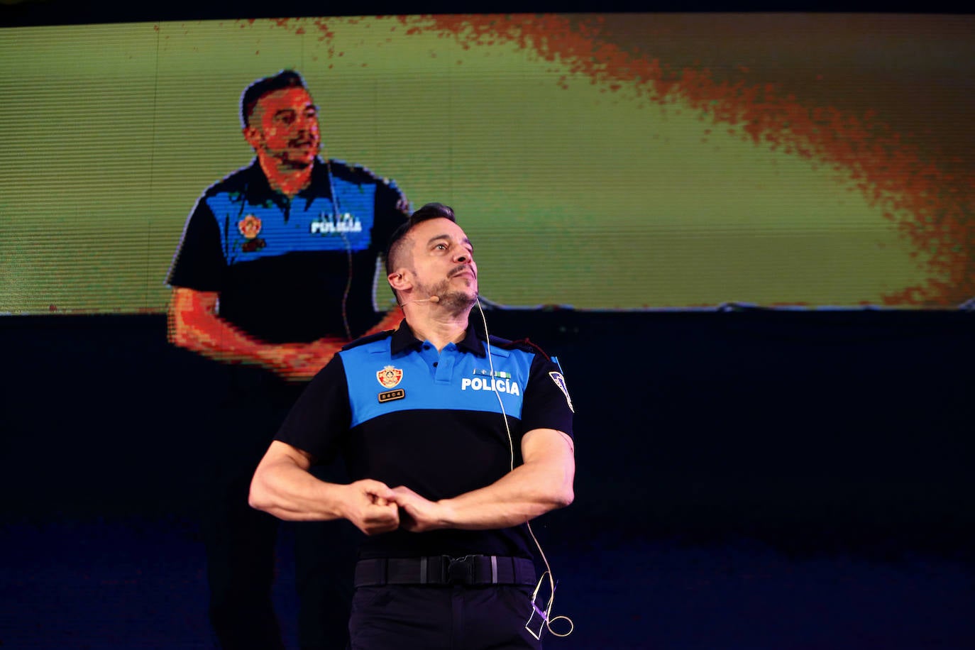 José Vázquez, el policía local más popular entre los niños de Oviedo, se jubila este año. Este sábado celebraba su último concierto con el uniforme de la Policía en el Palacio de Congresos. Sin embargo, espera que el acto no sea una despedida sino un «hasta luego». 