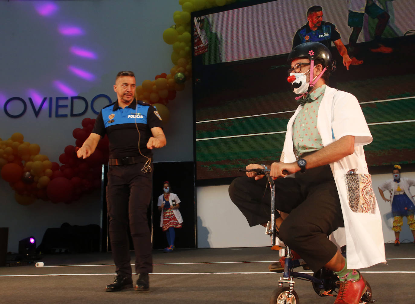 José Vázquez, el policía local más popular entre los niños de Oviedo, se jubila este año. Este sábado celebraba su último concierto con el uniforme de la Policía en el Palacio de Congresos. Sin embargo, espera que el acto no sea una despedida sino un «hasta luego». 