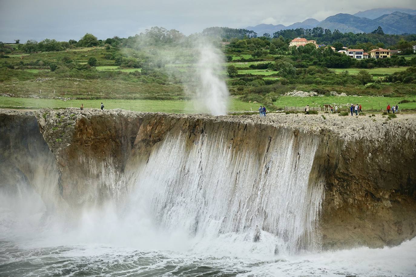 El primer fin de semana de otoño se vive en el Principado con un notable descenso de las temperaturas, lluvias y fenómenos costeros que, como contrapartida, ha ofrecido espectaculares imágenes. 