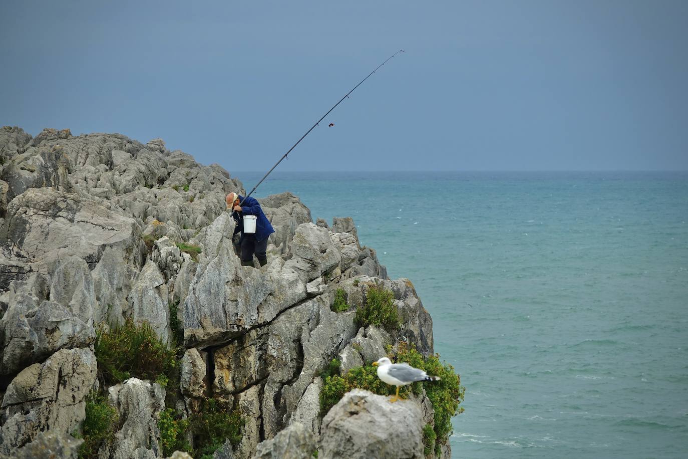 El primer fin de semana de otoño se vive en el Principado con un notable descenso de las temperaturas, lluvias y fenómenos costeros que, como contrapartida, ha ofrecido espectaculares imágenes. 