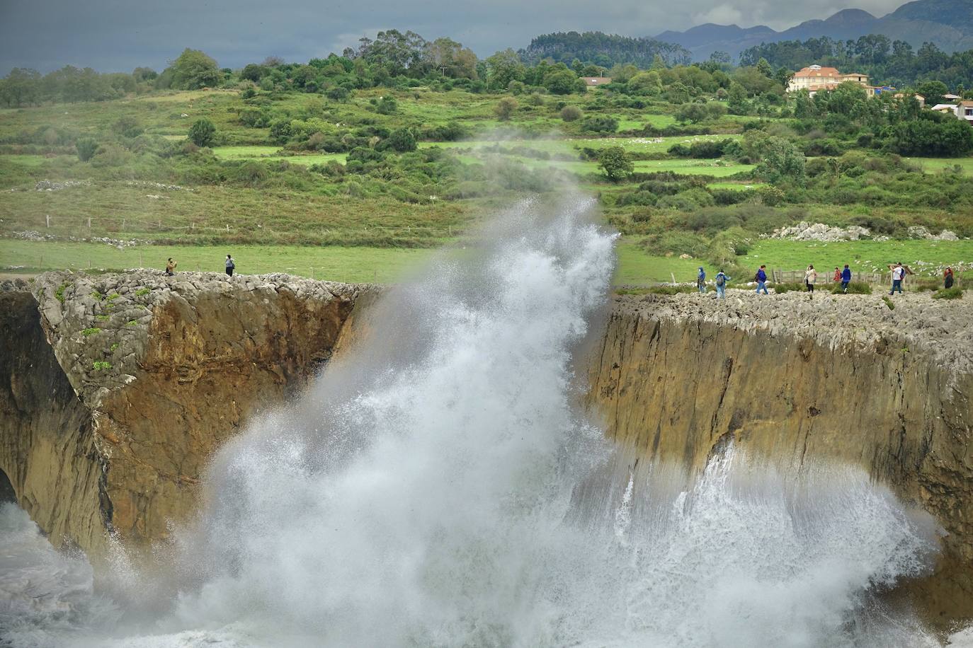 El primer fin de semana de otoño se vive en el Principado con un notable descenso de las temperaturas, lluvias y fenómenos costeros que, como contrapartida, ha ofrecido espectaculares imágenes. 