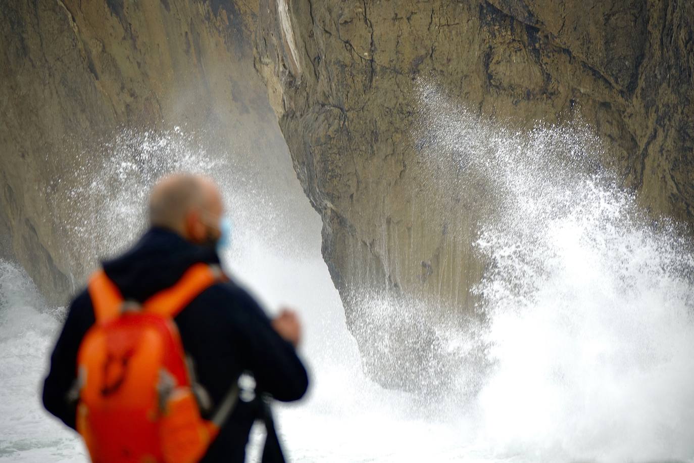 El primer fin de semana de otoño se vive en el Principado con un notable descenso de las temperaturas, lluvias y fenómenos costeros que, como contrapartida, ha ofrecido espectaculares imágenes. 