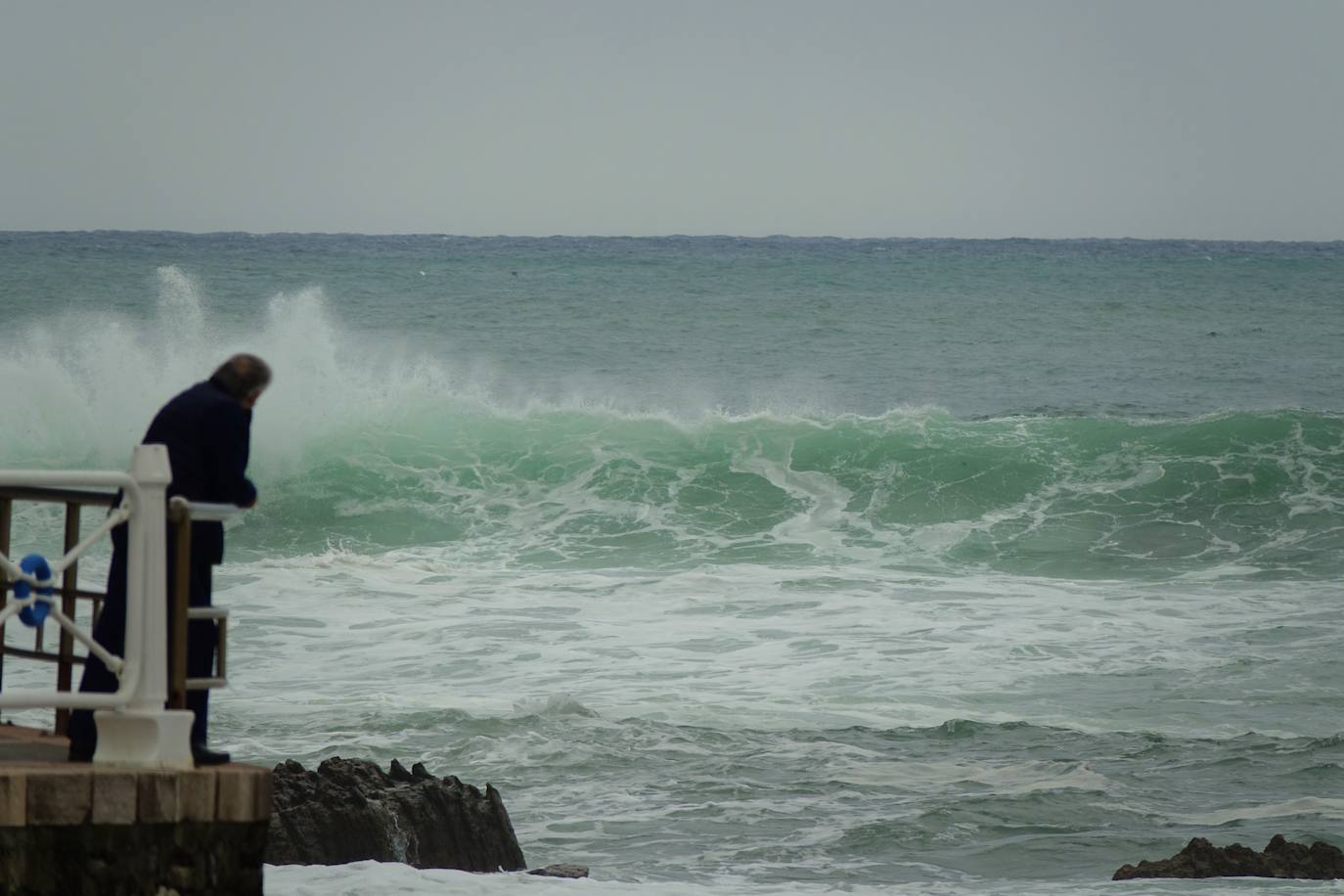 El primer fin de semana de otoño se vive en el Principado con un notable descenso de las temperaturas, lluvias y fenómenos costeros que, como contrapartida, ha ofrecido espectaculares imágenes. 