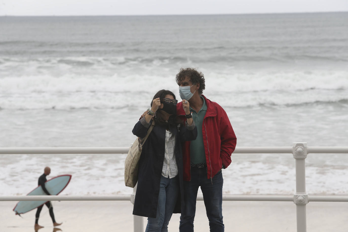 El primer fin de semana de otoño se vive en el Principado con un notable descenso de las temperaturas, lluvias y fenómenos costeros que, como contrapartida, ha ofrecido espectaculares imágenes. 