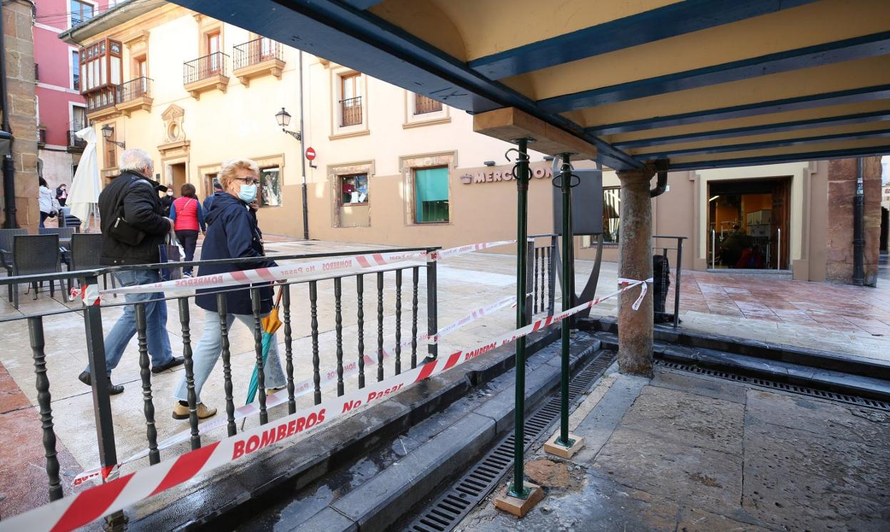 Los dos puntales en el lugar donde hasta la noche del jueves estaba la columna originaria de El Fontán. 