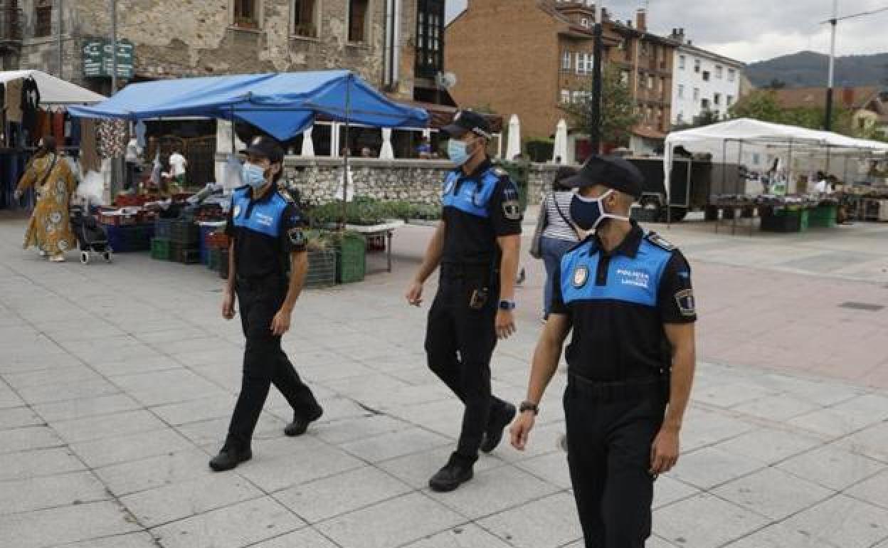 Agentes de la policía local de Laviana controlan el uso de mascarilla.