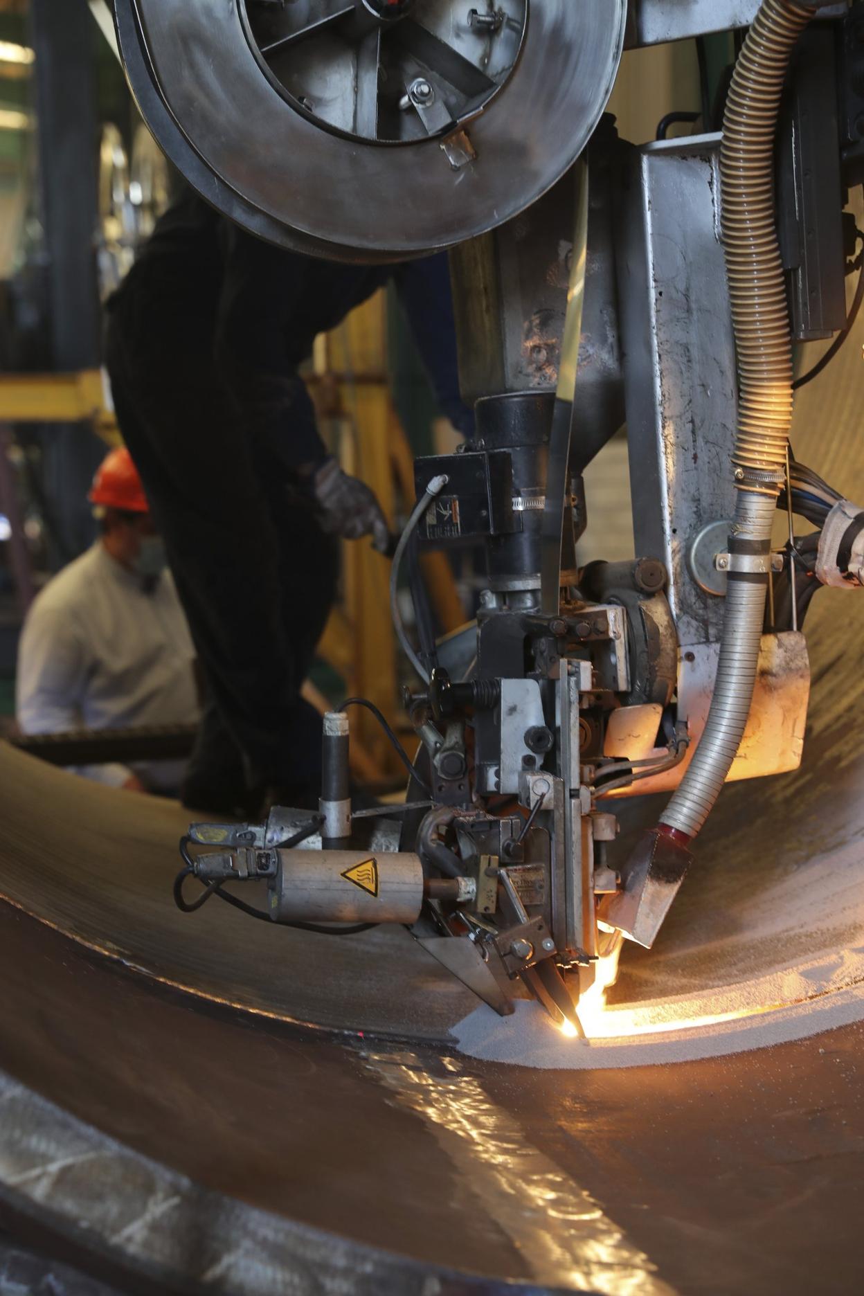 Proceso de recargue por soldadura en una de las piezas que construye Duro en El Tallerón. 