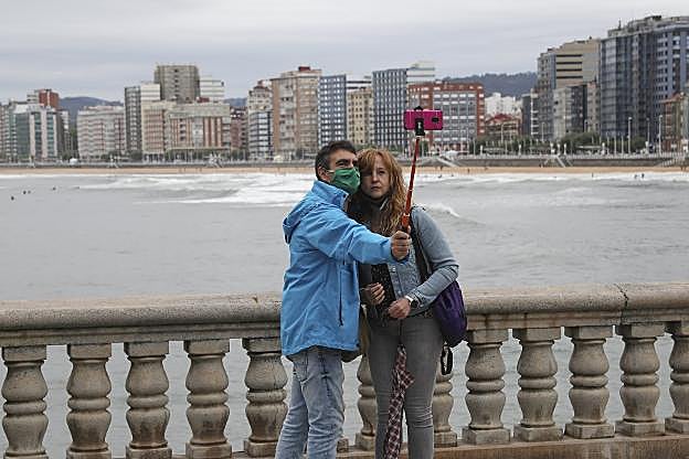 Turistas en Gijón. 