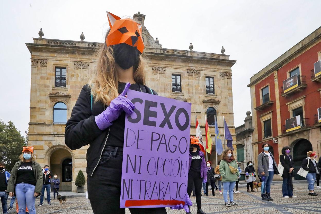 Manifestantes contra la prostitución, ayer, en la plaza Mayor. 