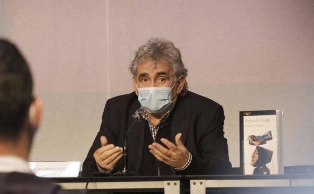 Bernardo Atxaga, durante su intervención en la Feria del Libro. 