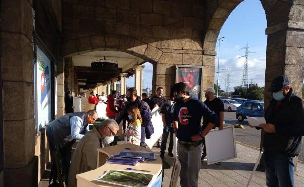 Las colas al comienzo de la jornada. 