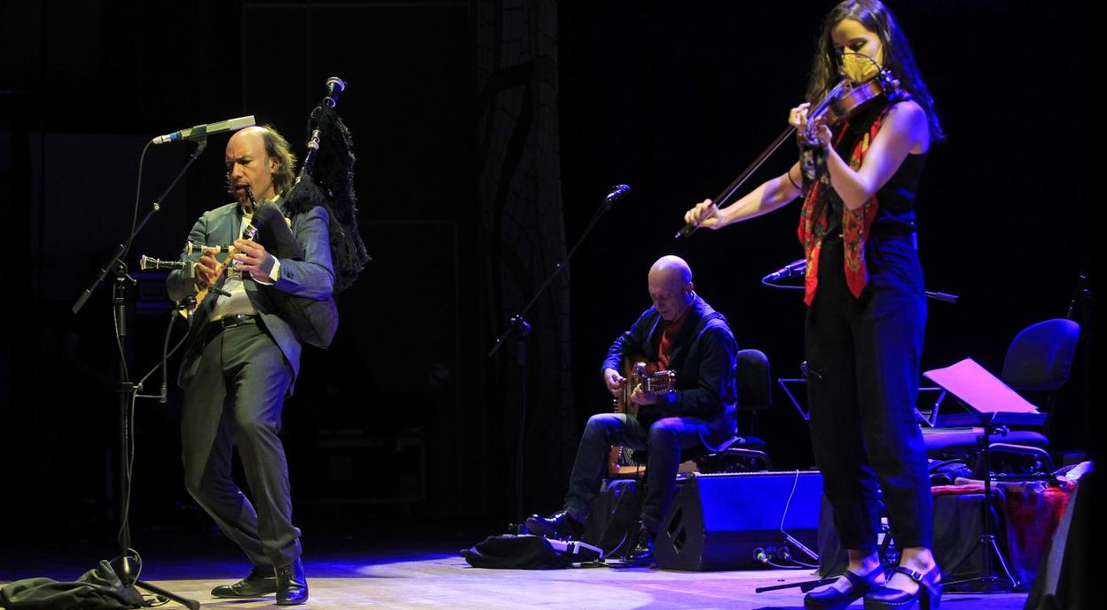 Carlos Núñez en un momento del concierto de ayer. 