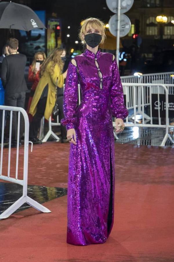 Ingrid García Jonsson acudió a la última alfombra roja del festival con este vestido de lentejuelas en color morado con cuello mao y detalle de aberturas en el escote y en los hombros.