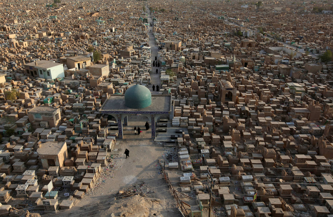 Nayaf, la ciudad del cementerio. Esta ciudad de Irak alberga el cementerio más grande del mundo, que se llama Wadi Al Salam. Este lugar se extiende a lo largo de 6 km² y alberga millones de cuerpos. 