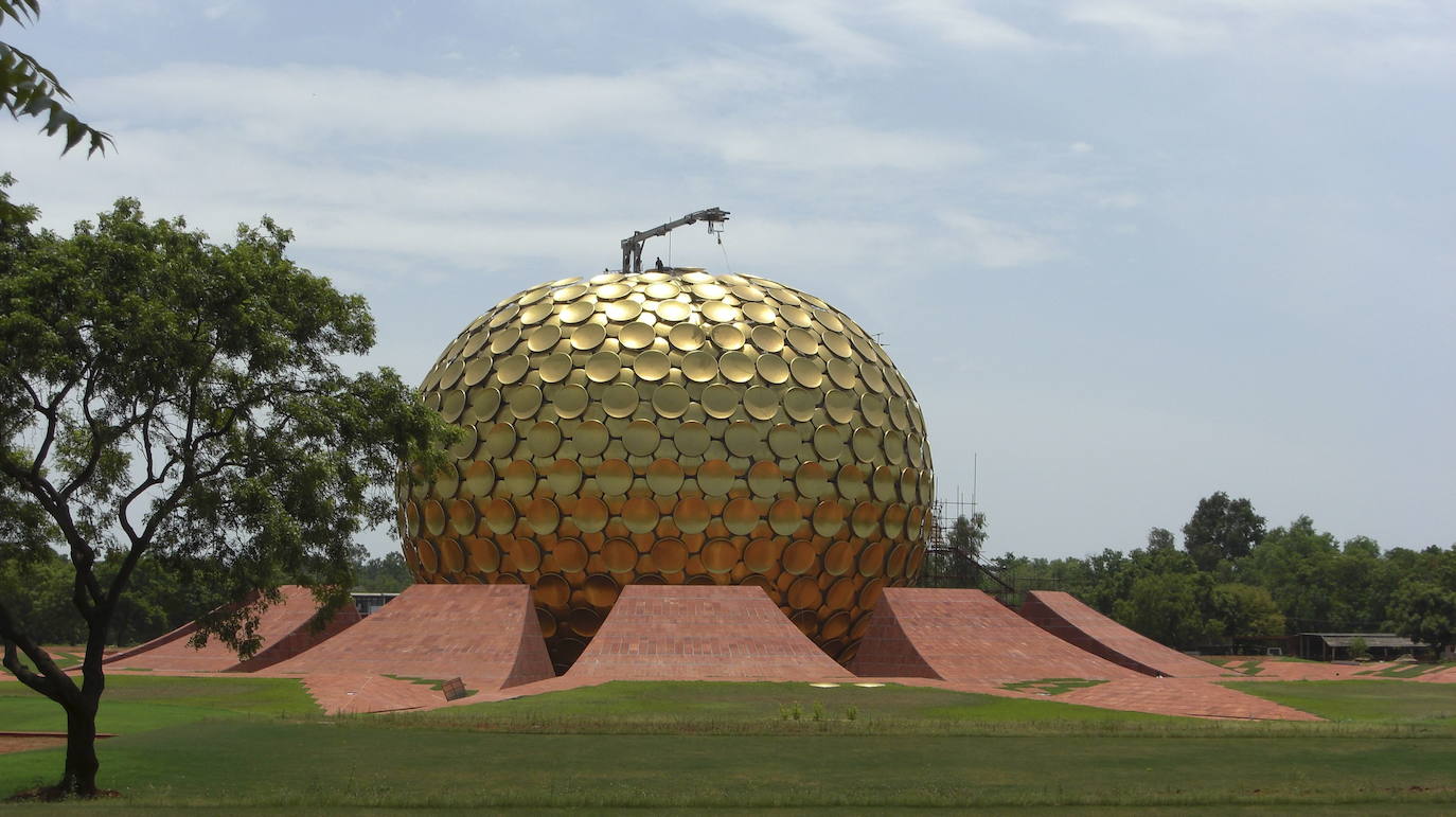Auroville, la ciudad de la utopía. Fundada hace poco más de medio siglo, la ciudad india de Auroville surgió con el objetivo de ser el lugar de la utopía en el que sus habitantes conviviesen de forma comunitaria y en perfecta hermandad. Uno de los principios fundacionales de este lugar es que "Auroville no pertenece a nadie en particular, Auroville pertenece a la humanidad en su conjunto, pero para vivir en Auroville hace falta ser servidor voluntario de la consciencia divina". En el centro de Auroville se encuentra el Matrimandir (‘templo de la madre’), edificio considerado como el núcleo, que en realidad es una gigantesca sala de meditación. 