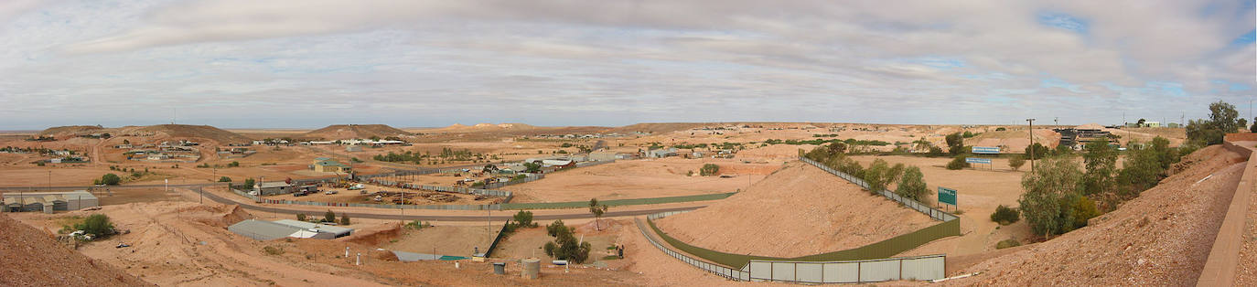 Coober Pedy, la ciudad bajo la tierra. Esta ciudad minera se encuentra al norte de Adelaida, en Australia. El nombre deriva del término aborigen «kupa-piti», que significa "agujero del hombre blanco". Esto se debe a que parte de los habitantes de Coober Pedy viven bajo tierra, en viejas minas rehabilitadas, para protegerse del calor. 