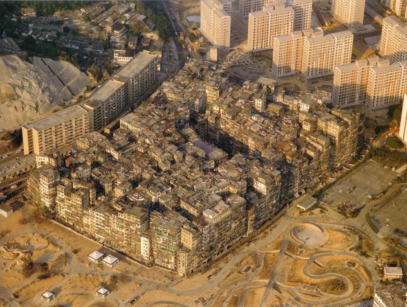 Kowloon, la ciudad amurallada. Esta ciudad ubicada en Hong Kong fue un asentamiento militar. Pero un desacuerdo entre China y Reino Unido provocó que este lugar fuese abandonado y controlado por la la mafia hasta 1993, cuando fue destruido. 