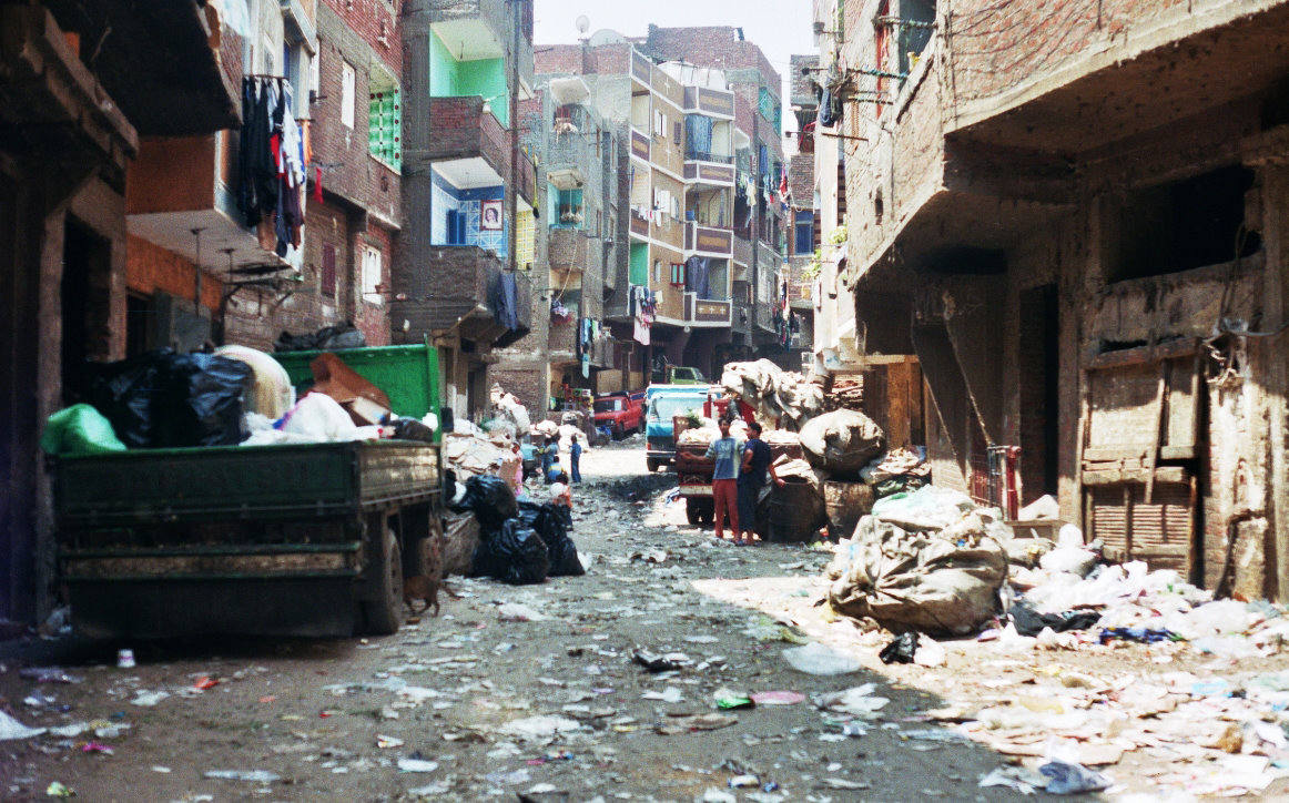 Manshiyat Naser, la ciudad de la basura. Esta ciudad ubicada en El Cairo ocupa poco más de 5,5 km², pero es famosa por albergar la mayor concentración de recolectores de basura de Zabbaleen. Su economía gira en torno a la recolección y reciclaje de la basura de la ciudad. 