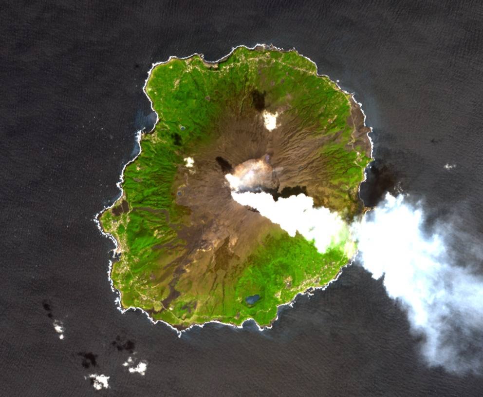 Miyakejima, la isla de las máscaras de gas. La erupción de un volcán y miles de terremotos obligaron a los habitantes de Miyakejima a abandonar esta isla ubicada en el sudeste de Japón. Sin embargo, este lugar todavía recibe turistas, aunque para poder visitarlo es necesario portar una máscara de gas debido a la toxicidad que expulsa el volcán del monte Oyama. 