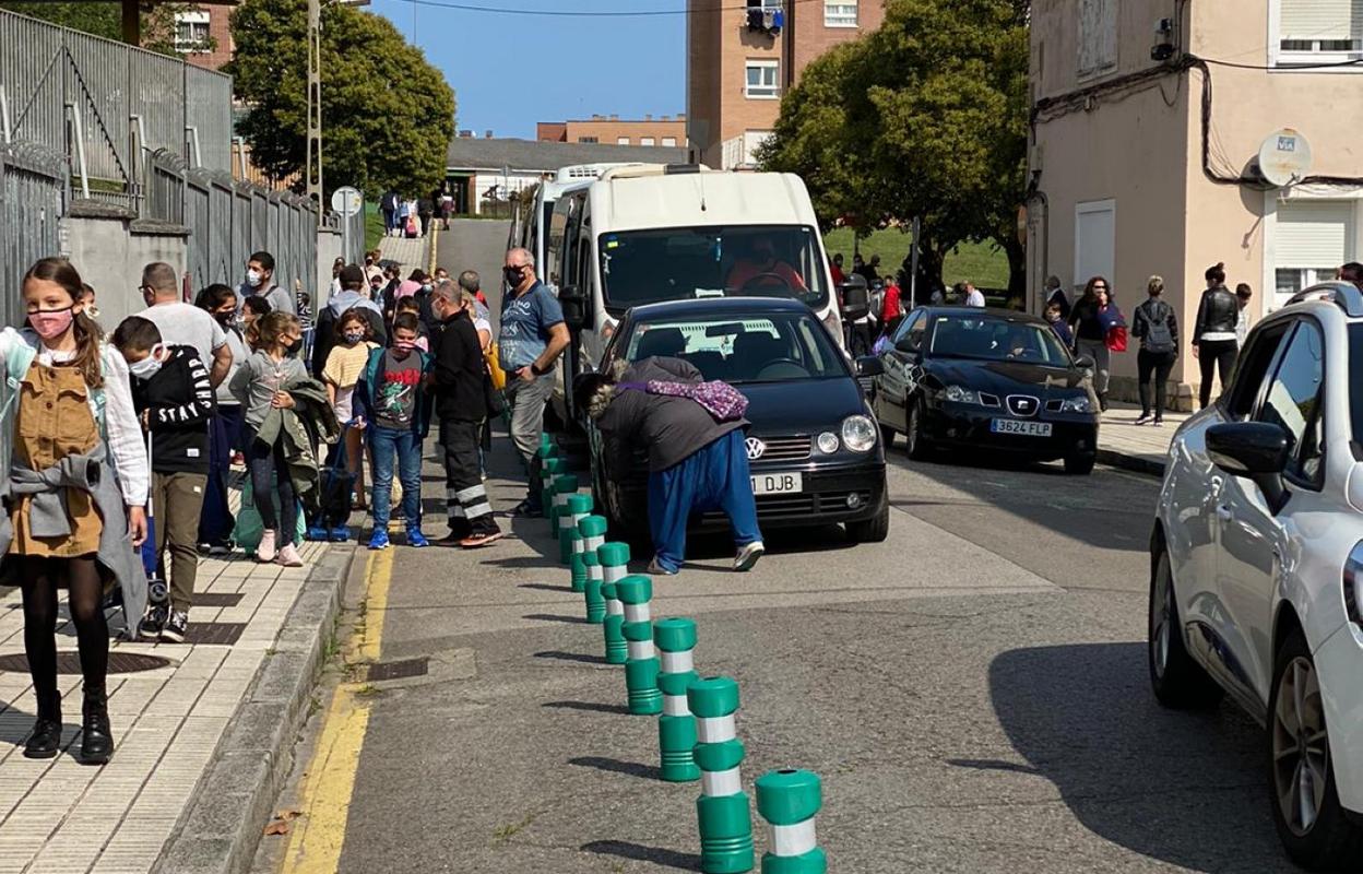 Accesos al colegio público Alfonso Camín, en Roces, a la hora de entrada a clase. 