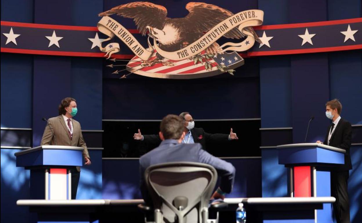 Trabajadores preparan el escenario del primer debate presidencial entre Donald Trump y el candidato demócrata, Joe Biden.