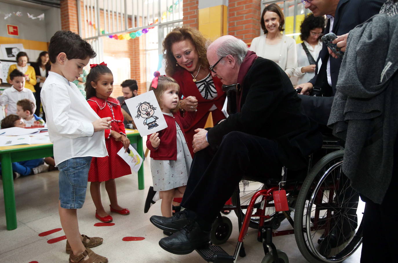 El dibujante argentino Joaquín Salvador Lavado, conocido como 'Quino' y popular por ser el creador de Mafalda, ha fallecido este miércoles en Mendoza, su ciudad natal, a los 88 años. Entre sus muchos reconocimientos, Quino obtuvo en 2014 el Premio Príncipe de Asturias de Comunicación y Humanidades. 