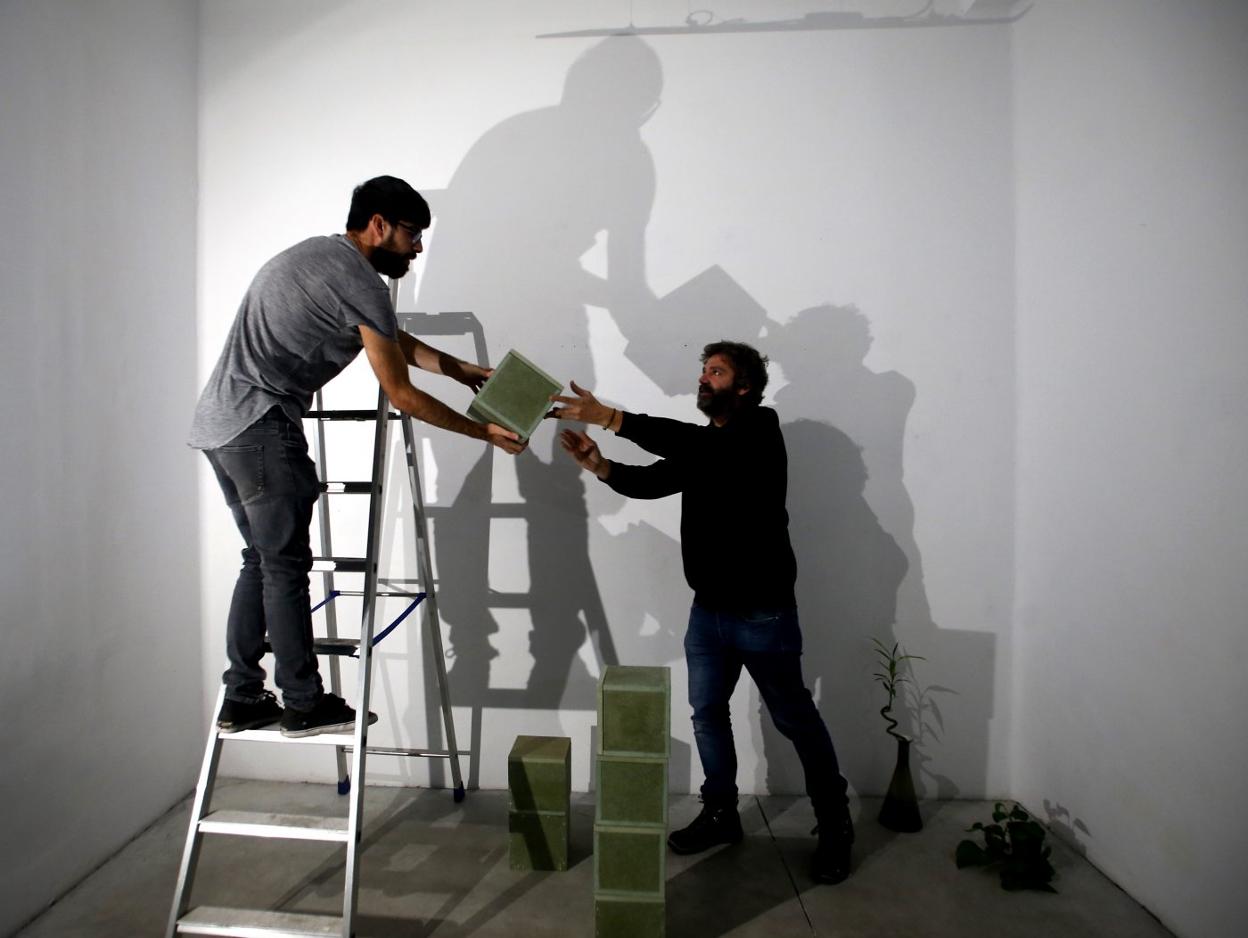 El artista Pablo de Lillo comienza a a montar la instalación de arte moderno que albergará su estudio durante la Noche Blanca. 