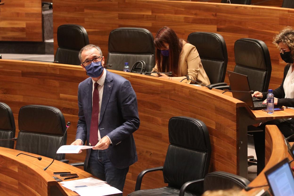 El consejero de Salud, Pablo Fernández, durante una de sus intervenciones en la Junta General. 