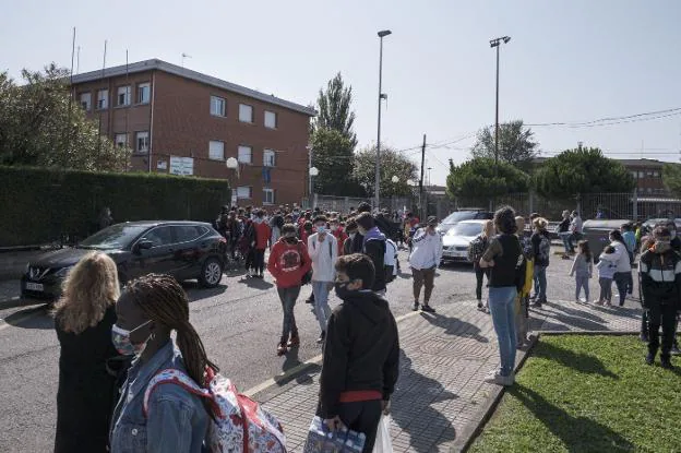 Vuelta a las aulas en Asturias | Educación negocia una solución al transporte escolar mientras continúan los problemas