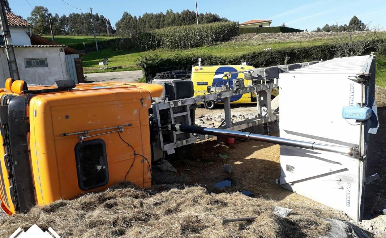 El camión, tras volcar en Venta Les Ranes, en Villaviciosa. 